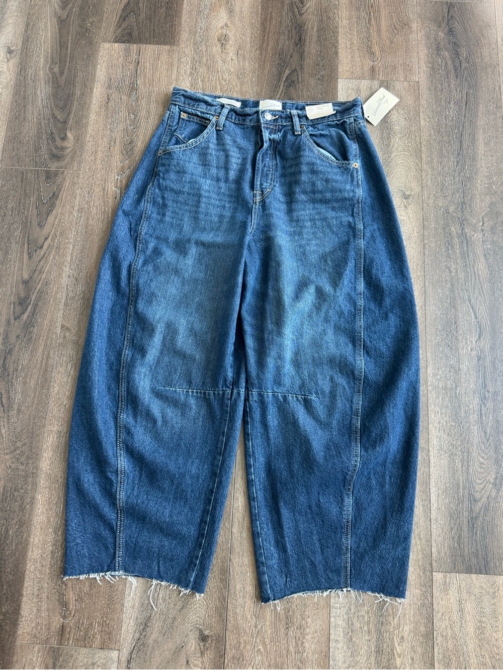 Universal Thread Curved Leg Ankle Jeans Size 10